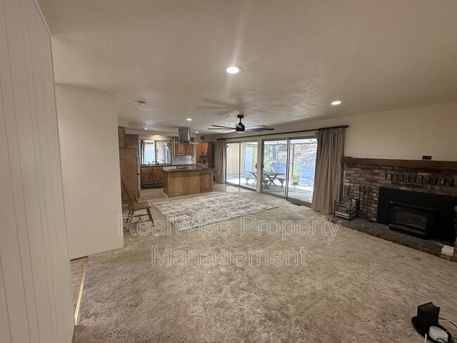 Foto del edificio - 321 Larkin Rd