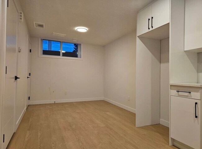 Photo du bâtiment - 15315-15395 95 Ave NW