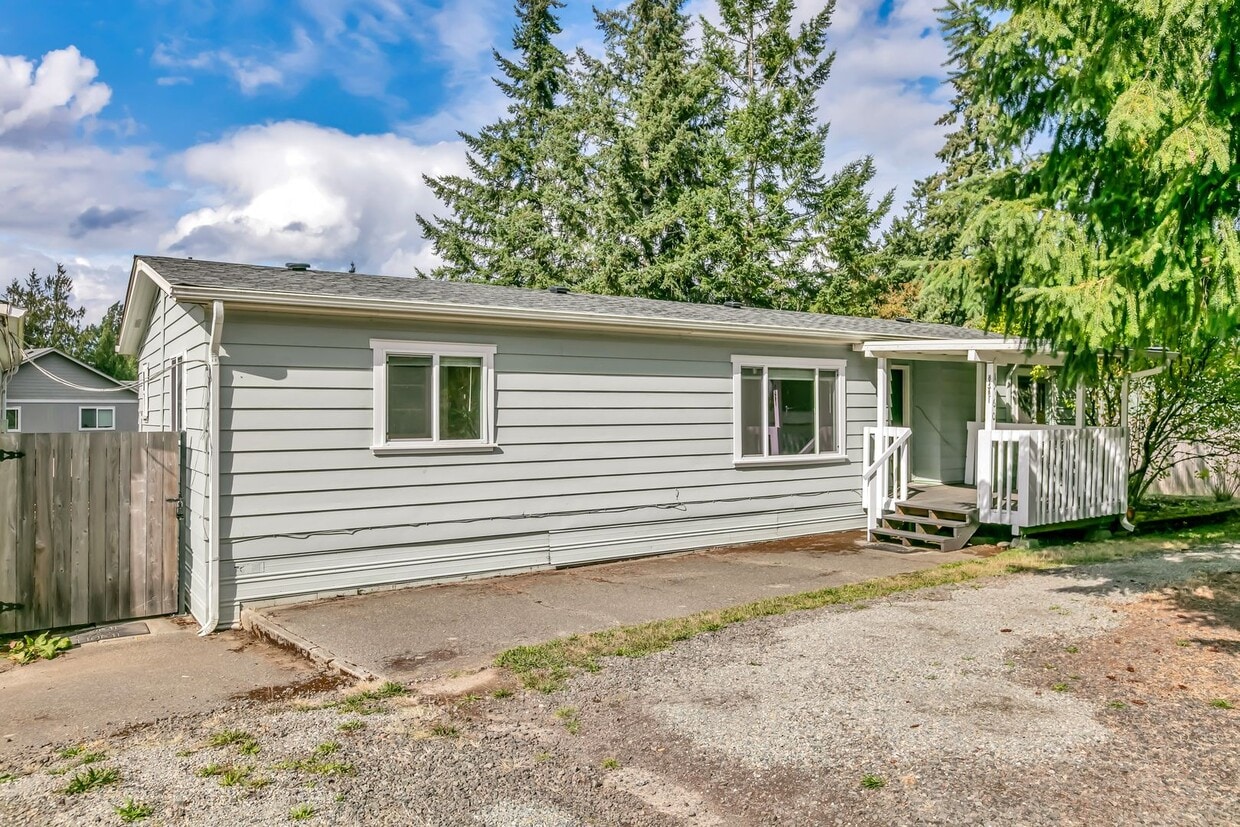 Primary Photo - Cozy 3 Bedroom Home on a Large Lot!