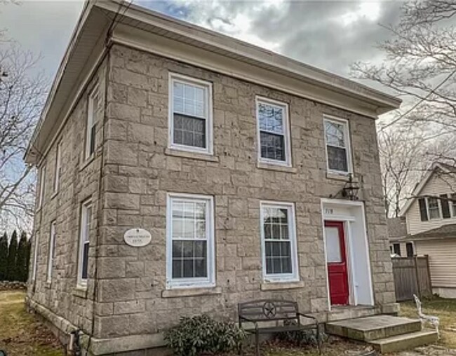 Building Photo - 118 Monument St