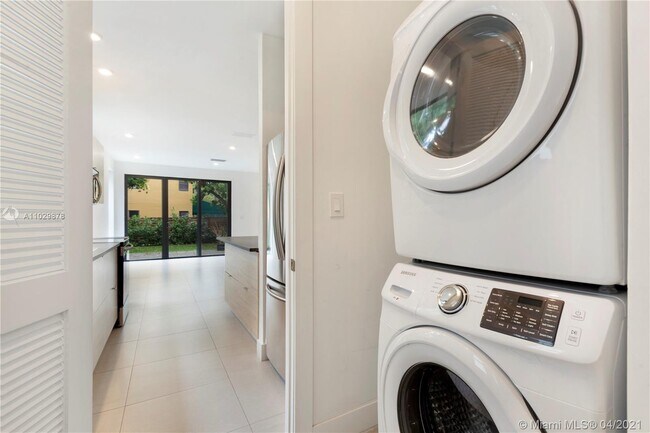 Building Photo - 2881 SW 34th Ave