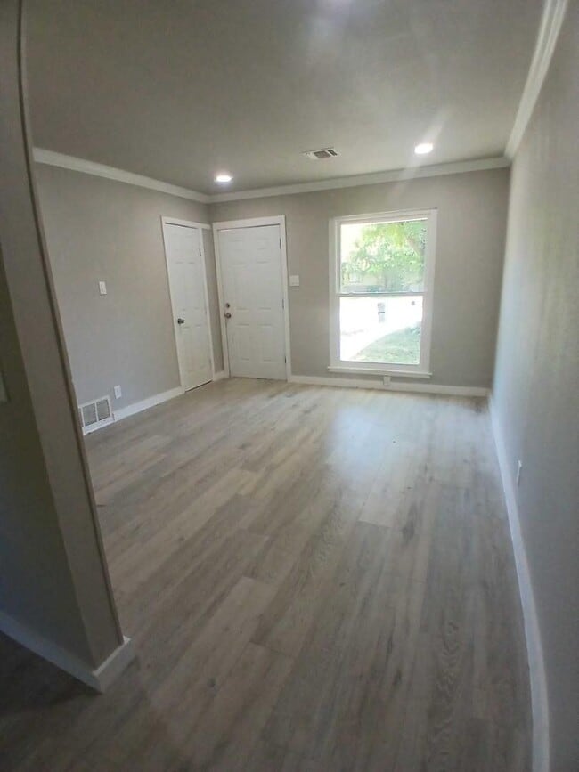 Building Photo - 221 Park Ln