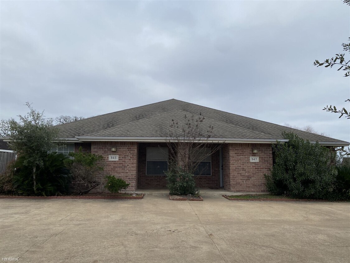 Primary Photo - 3 br, 2 bath Duplex - 945 Willow Pond St 945