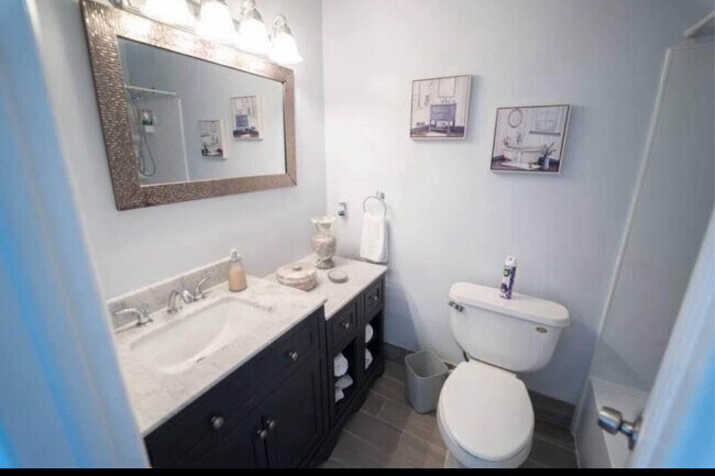 Building Photo - 822 Sandtree Dr