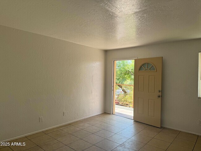 Foto del edificio - 2537 W Georgia Ave