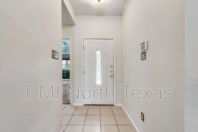 Building Photo - 8101 Hyde Park Dr