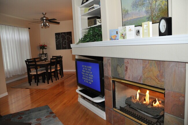 Living room/dining room - 4604 E Louisiana Ave