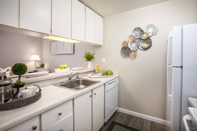 Kitchen - Sedona Apartments