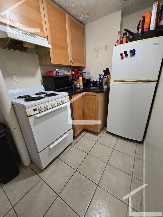 Building Photo - Great Studio Close to Blue Line and Ferry