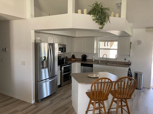 Foto del edificio - Short term FULLY FURNISHED vacation rental ,3/2 Pool Home on canal