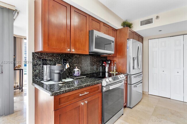 Building Photo - 3500 Mystic Pointe Dr