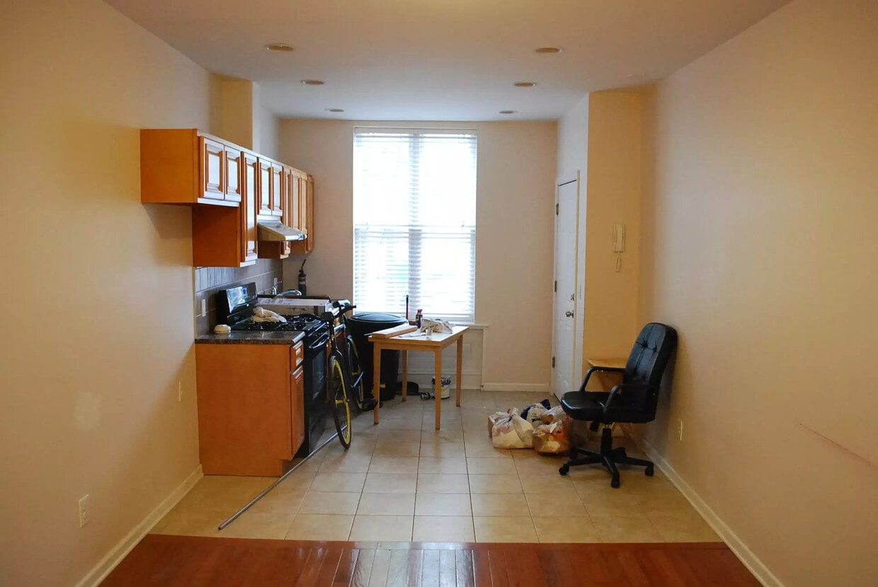 Living room/Kitchen - 827 Reed St