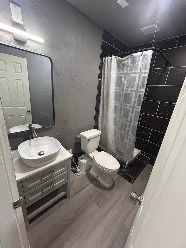 Foto del edificio - 1832 Goose Creek Pl