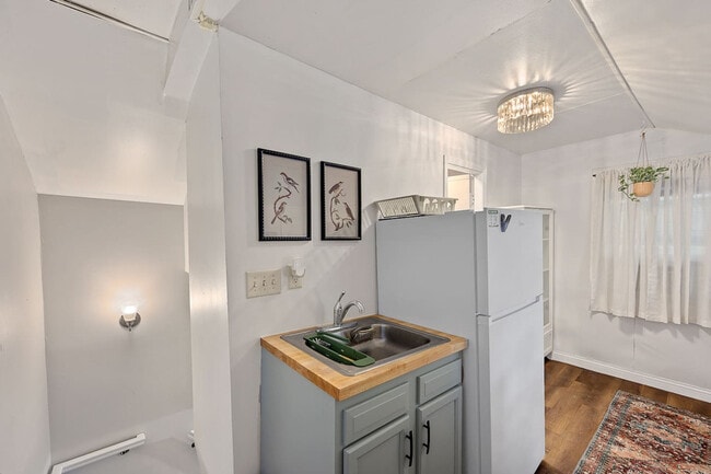 Foto del edificio - 5651 Ridge Ave