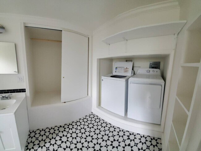 laundry & closet space in bathroom - 991 Innes Ave