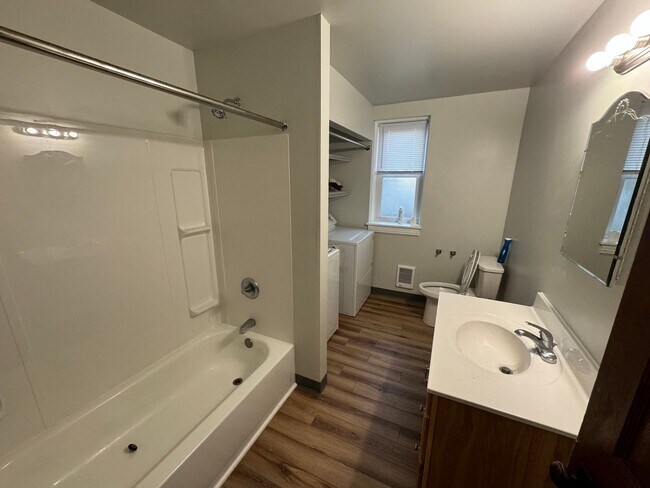 Foto del edificio - Comfortable 2nd Floor Apartment