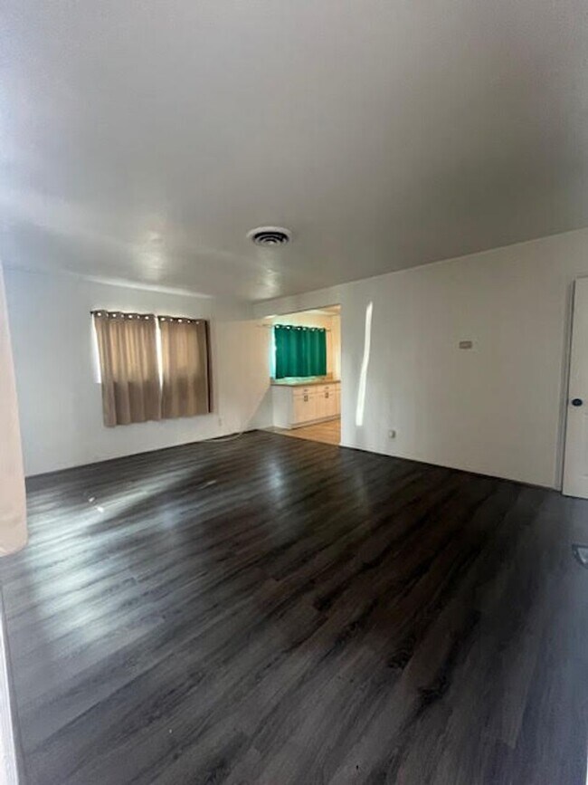 Building Photo - Pet Friendly 4 Bedroom Home