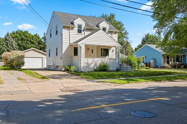 Foto del edificio - 749 Appleton Rd