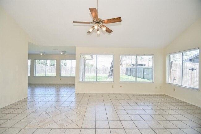 Building Photo - 10110 Shadow Pine Dr