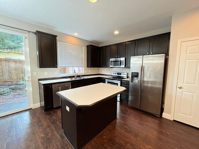 Foto del edificio - Super-Cute Townhouse! 3 bed + 2.5 baths w/ Fantastic Floor Plan! (A/C & Washer / Dryer included!)