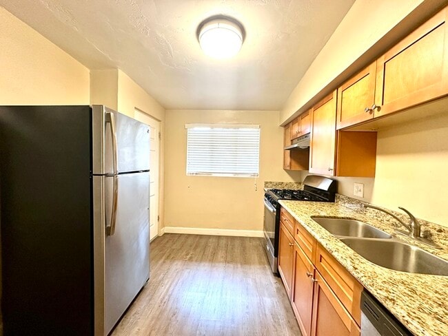 Building Photo - Spacious 2 Bedroom Townhome Style with Vau...