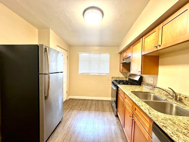 Foto del edificio - Spacious 2 Bedroom Townhome Style with Vau...