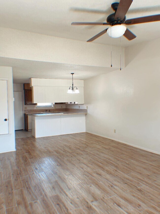 Foto del edificio - 1639 N Cedar Loop