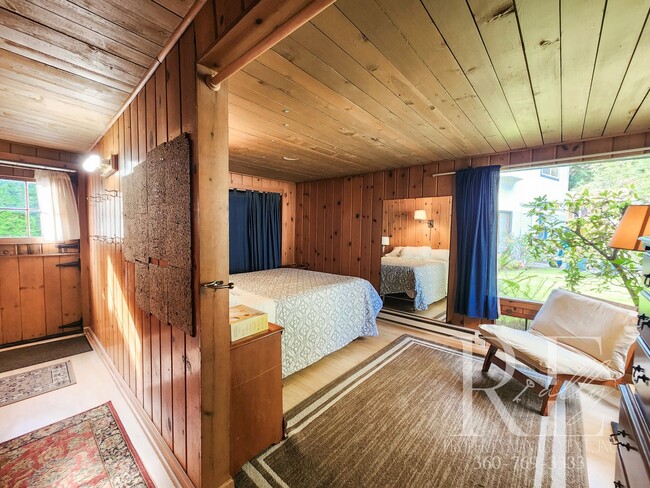 Building Photo - Seasonal Escape on Serene No-Bank Waterfro...