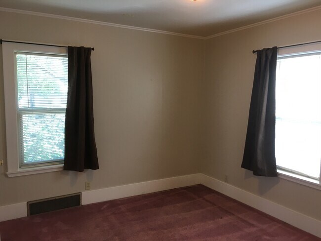 Building Photo - One Bedroom Plus Home Centrally located in...