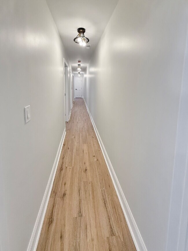 Building Photo - Renovated 2-Bedroom Apartment in Vibrant U...