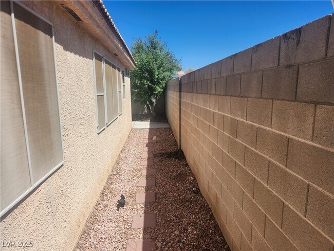 Foto del edificio - 9172 Sparklewood Ct