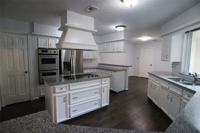 Building Photo - 9939 Kemp Forest Dr