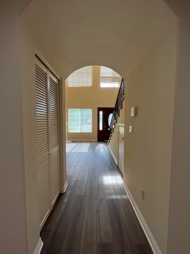 Foto del edificio - Upgraded 3+2.5 end unit w/attached garage ...