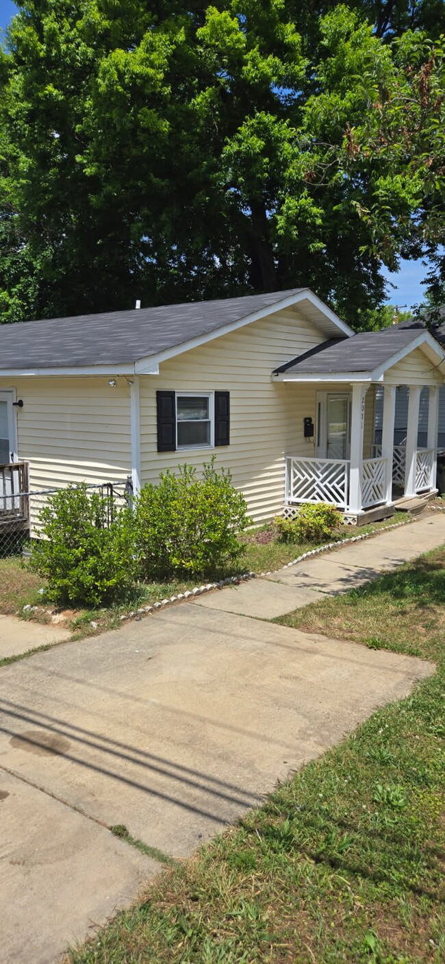 Building Photo - 2001 Double Oaks Rd