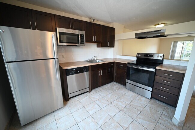 Building Photo - 142 N Beacon St