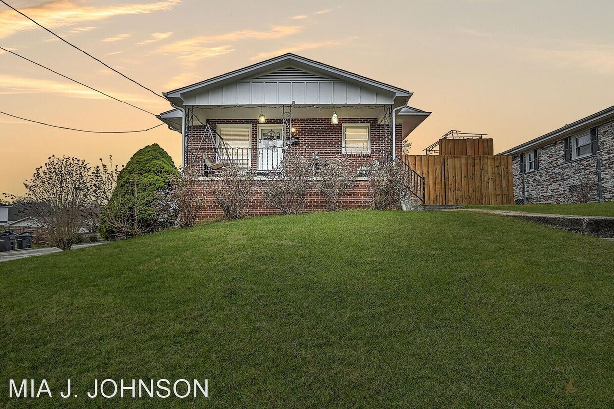 3 br, 1.5 bath House 2459 BROAD STREET House Rental in Bristol, TN