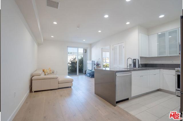 Building Photo - 105 S Mariposa Ave