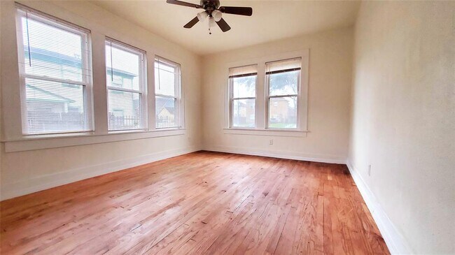 Foto del edificio - 2421 Cleburne St