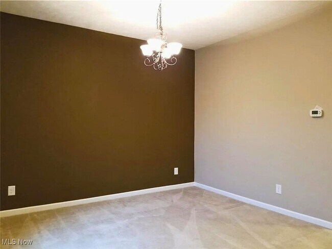 Foto del edificio - 5055 Lake Forest Dr