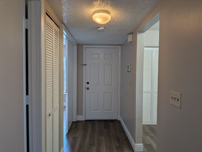 Foto del edificio - First Floor Condo at Pine Shadows Condominiums in Orlando