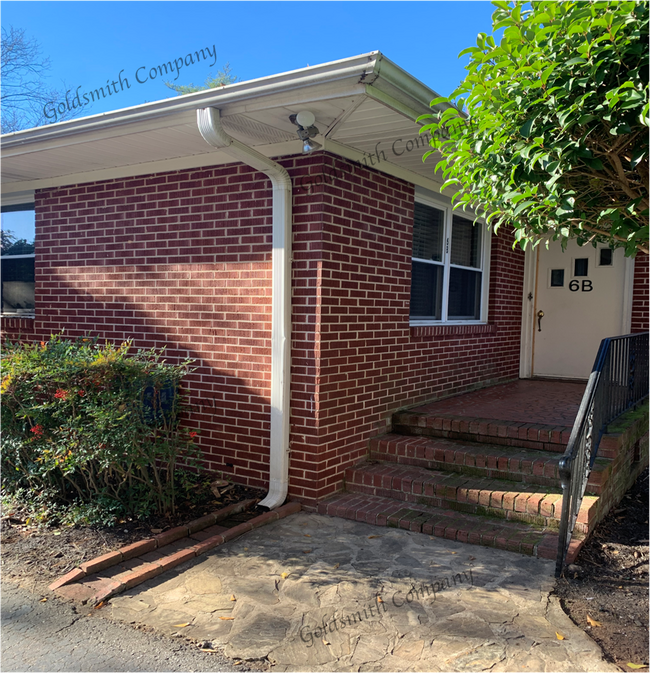Foto del edificio - "Charming 2-Bed Duplex Retreat with Granite Finishes in Greenville!"