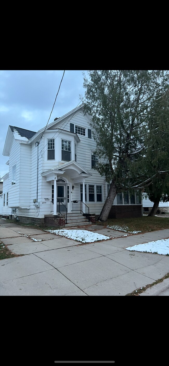 Building Photo - 654 Central St