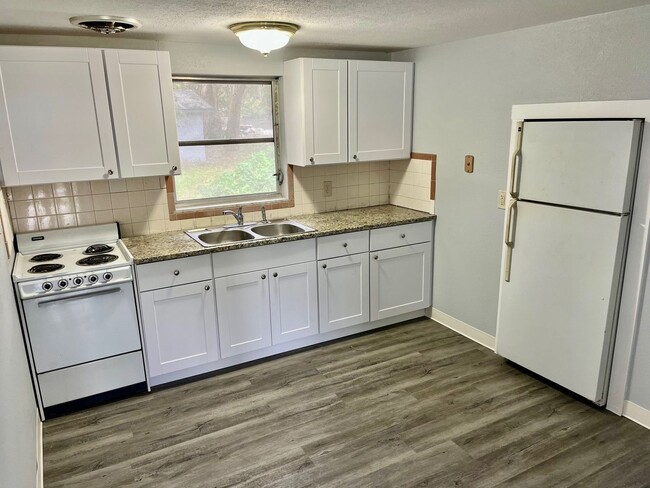 Building Photo - Remodeled  2BR/1BA Zephyrhills Home Water ...