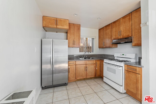 Foto del edificio - 1857 W 24th St