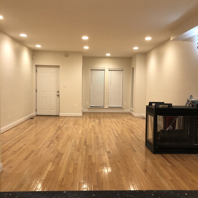 Enorme plano de planta abierta + pisos de madera noble - 1204 Florida Ave NE