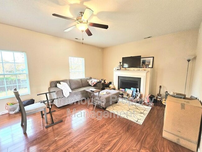 Building Photo - 2807 Villa Cir