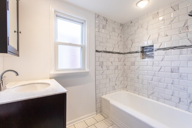 Foto del edificio - 5758 W Warwick Ave