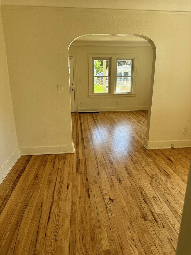 Building Photo - 743 E Mansfield Ave