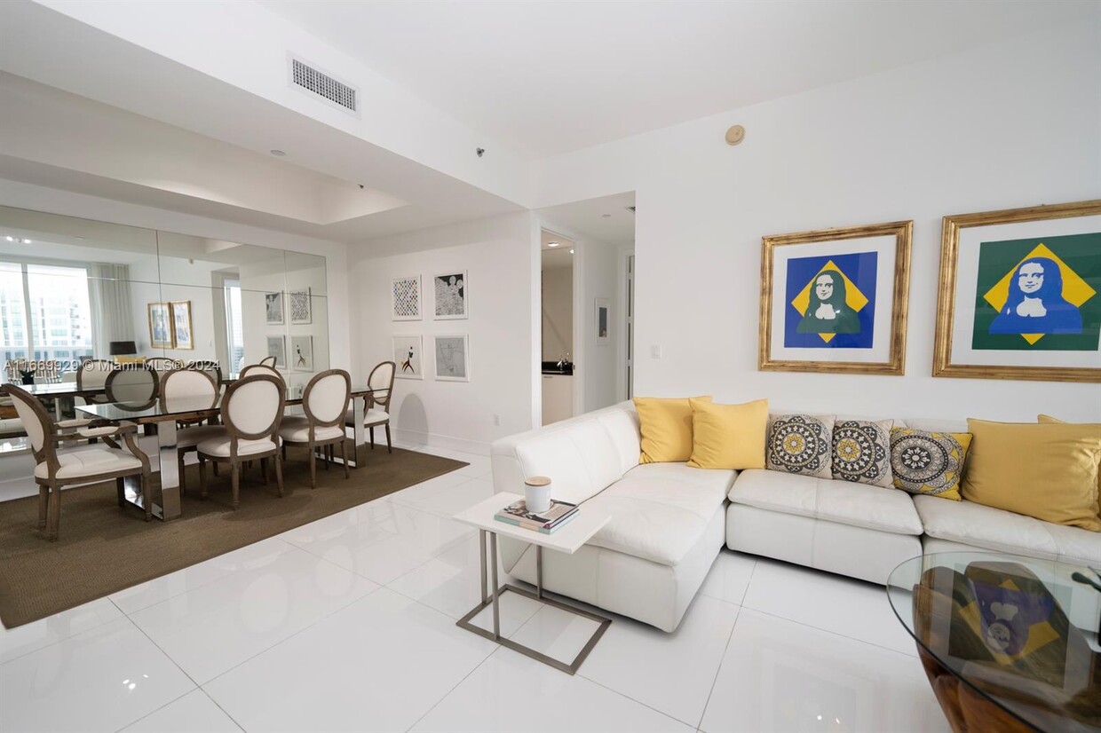 Foto principal - 15901 Collins Ave