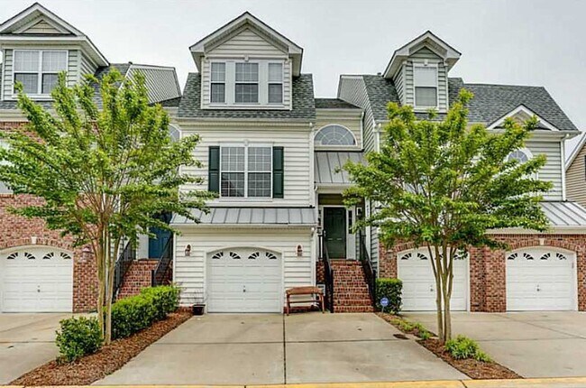 Building Photo - Gorgeous 4 Bedroom